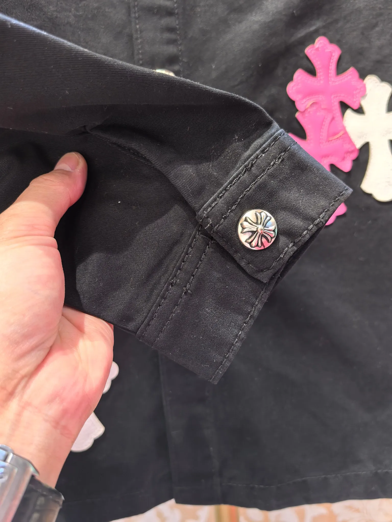 P480 Chrome Hearts advanced custom model, Chrome Hearts patchwork leather denim jacket, twill denim custom fabric, cross patchwork leather is all imitation lambskin, all dyed to completely restore no color difference, the inner leather label is first-layer calfskin, all hardware is 925 silver plated, it is the highest version, you get what you pay for, the same size for men and women, size S M L XL.